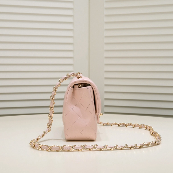 シャネルバッグ背面デザイン